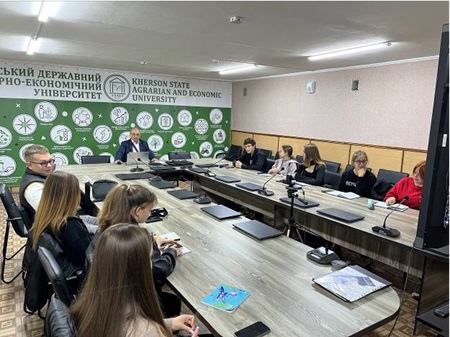 Проведення комбінованого заняття доцента Віктора Заводянного з демонстрацією запису про фізичні експерименти